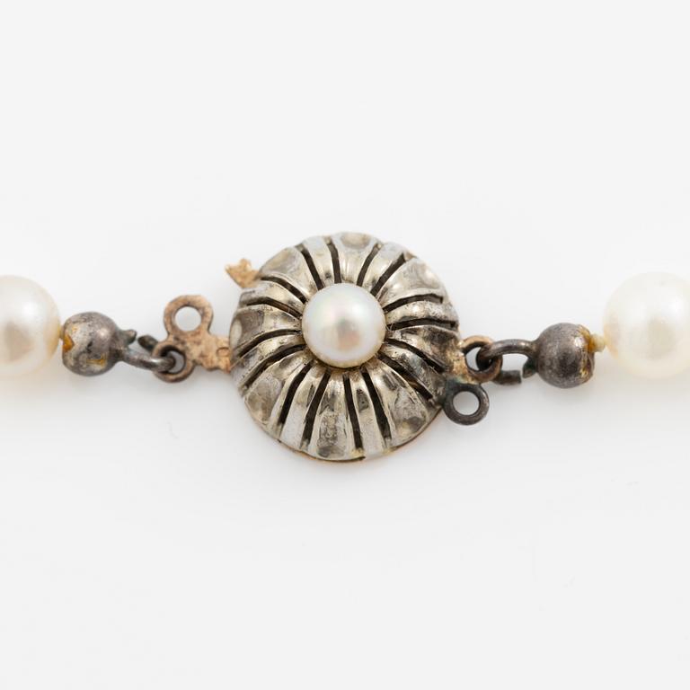 Necklace with graduated cultured pearls, clasp 18K gold.