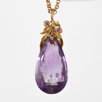 A PENDANT, 18K gold, briolette cut  amethyst c. 35 ct. A. Tillander 1931. Origainal case. Chain 54 cm. Weight 24,6 g.