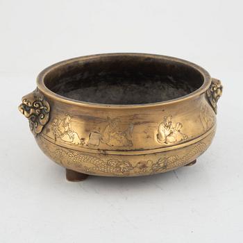 A Chinese tripod bronze censer, late Qing dynasty/20th century.