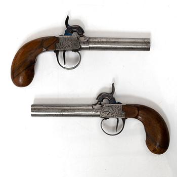 Slaglåspistoler ett par, belgiska, i schatull, 1800-talets mitt.