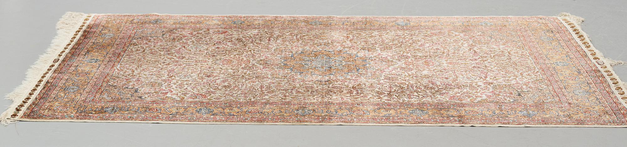 Matto an old silk Turkey, ca 237,5 x 146,5 (as well as 3,5-4 cm flat weave at the ends).