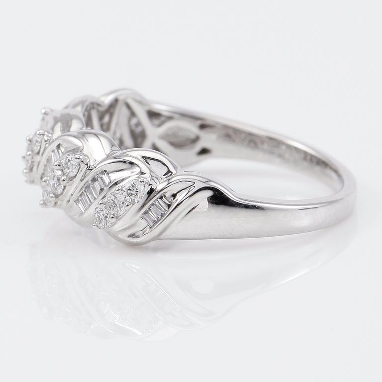 RING, 10K vitguld och olikslipade diamanter tot ca 0.38 ct.