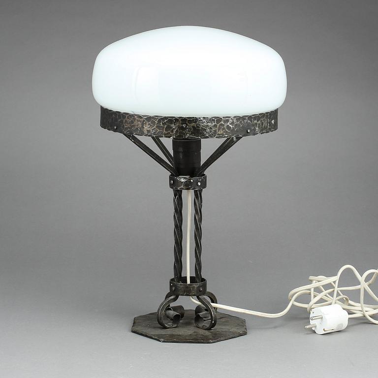 BORDSLAMPA, metall samt glas, sk Strindbergslampa, 1900-talets första hälft.