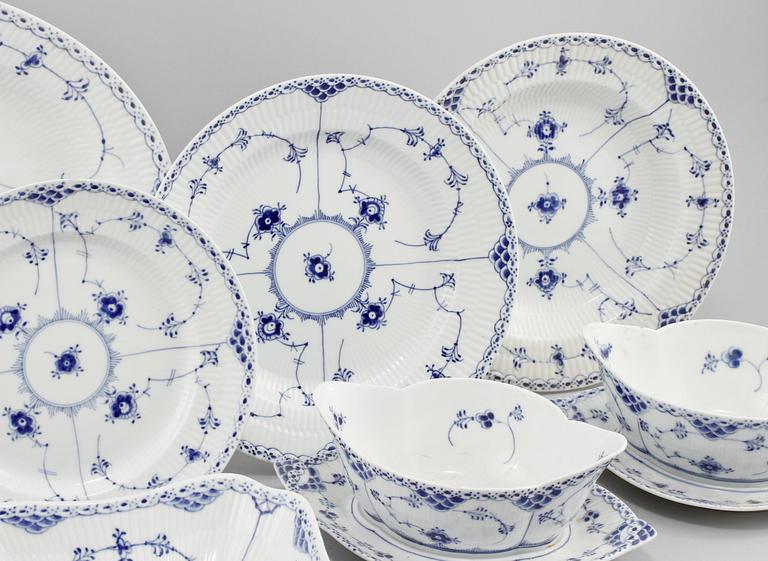 SERVISDELAR, 55 st, porslin, "Musselmalet", Royal Copenhagen, 1900-talets andra hälft.