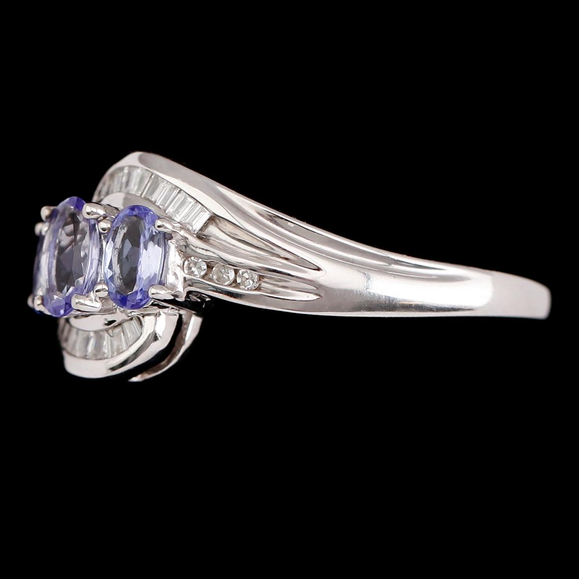 RING, 14 k vitguld, diamanter och tanzaniter.