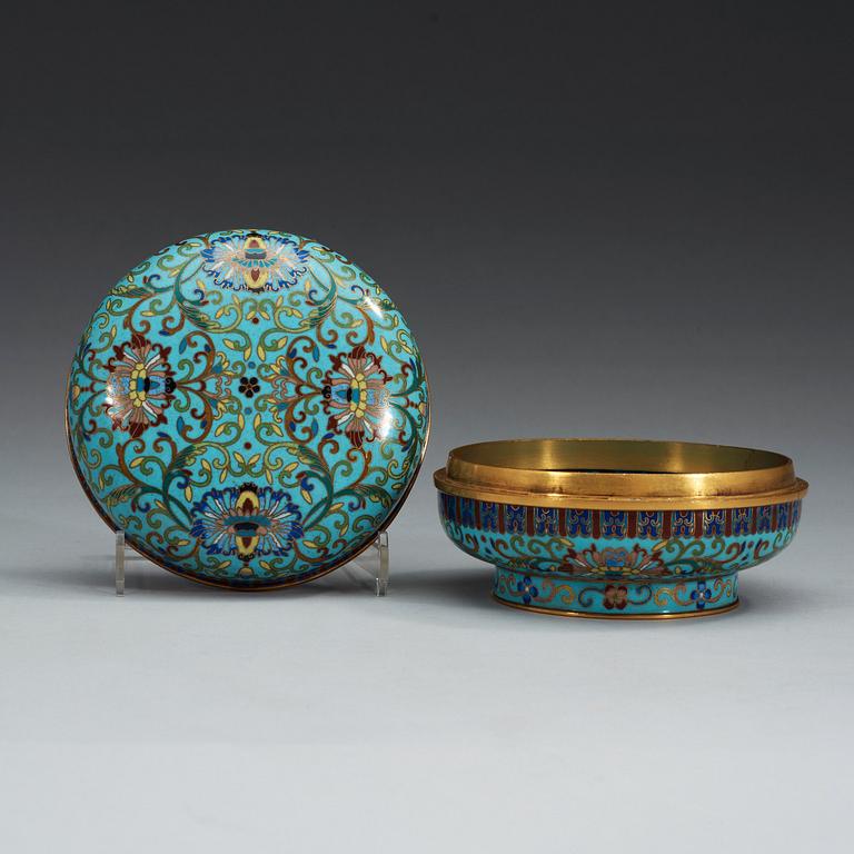 A cloisonné box with cover, Qing dynasty.