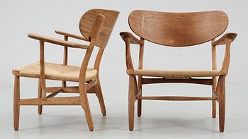 A pair of Hans J Wegner easy chairs by Carl Hansen & Son, Denmark.