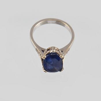 RING, 18K vitguld med safir ca 5.71 ct samt briljantslipade diamanter ca 0.45ct. Vikt 7 gram.