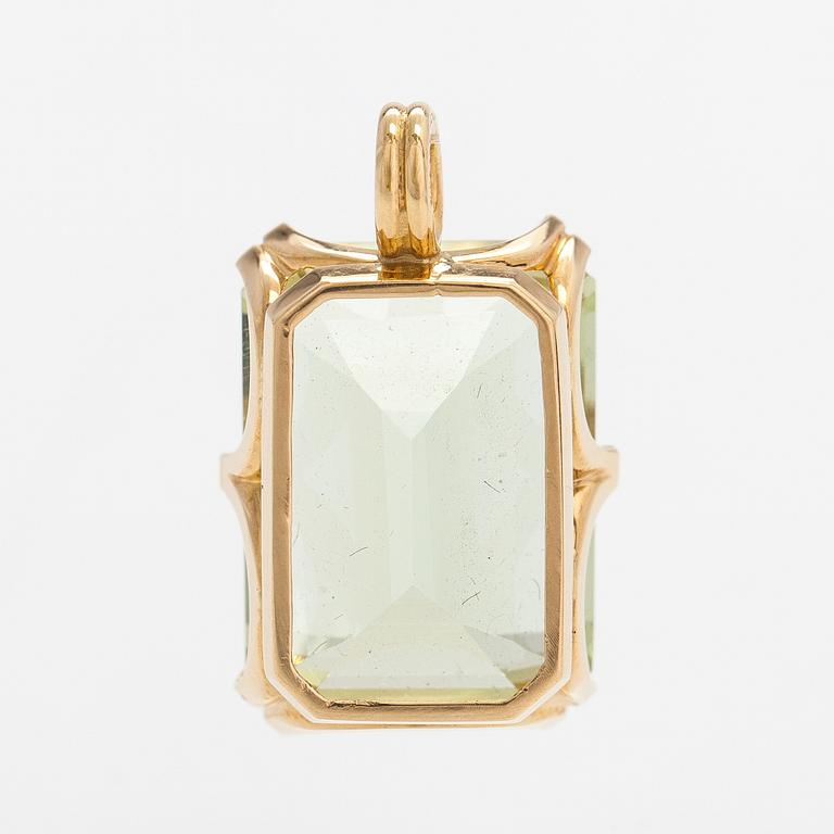 An 18K gold and beryl pendant.