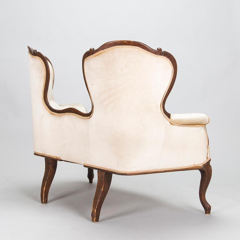 Soffa, s k fästmanssoffa, nyrokokostil, 1800-talets slut.