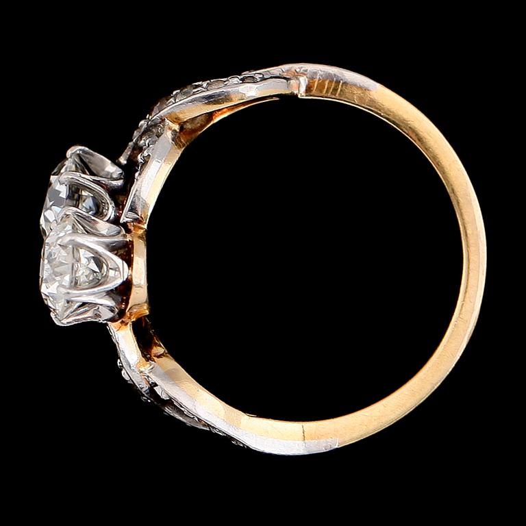 RING, 18K tvåfärgat guld, diamanter tot ca 1.20 ct, sannolikt Amerika tidigt 1900-tal. Vikt ca 4 g.