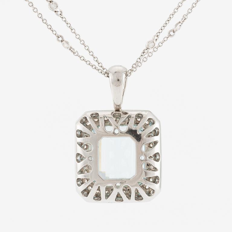 Hänge med kedja 18K vitguld med en trappslipad akvamarin och runda briljantslipade diamanter.