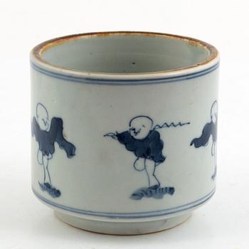 A Japanese blue and white porcelain pot, Meiji (1868-1912).