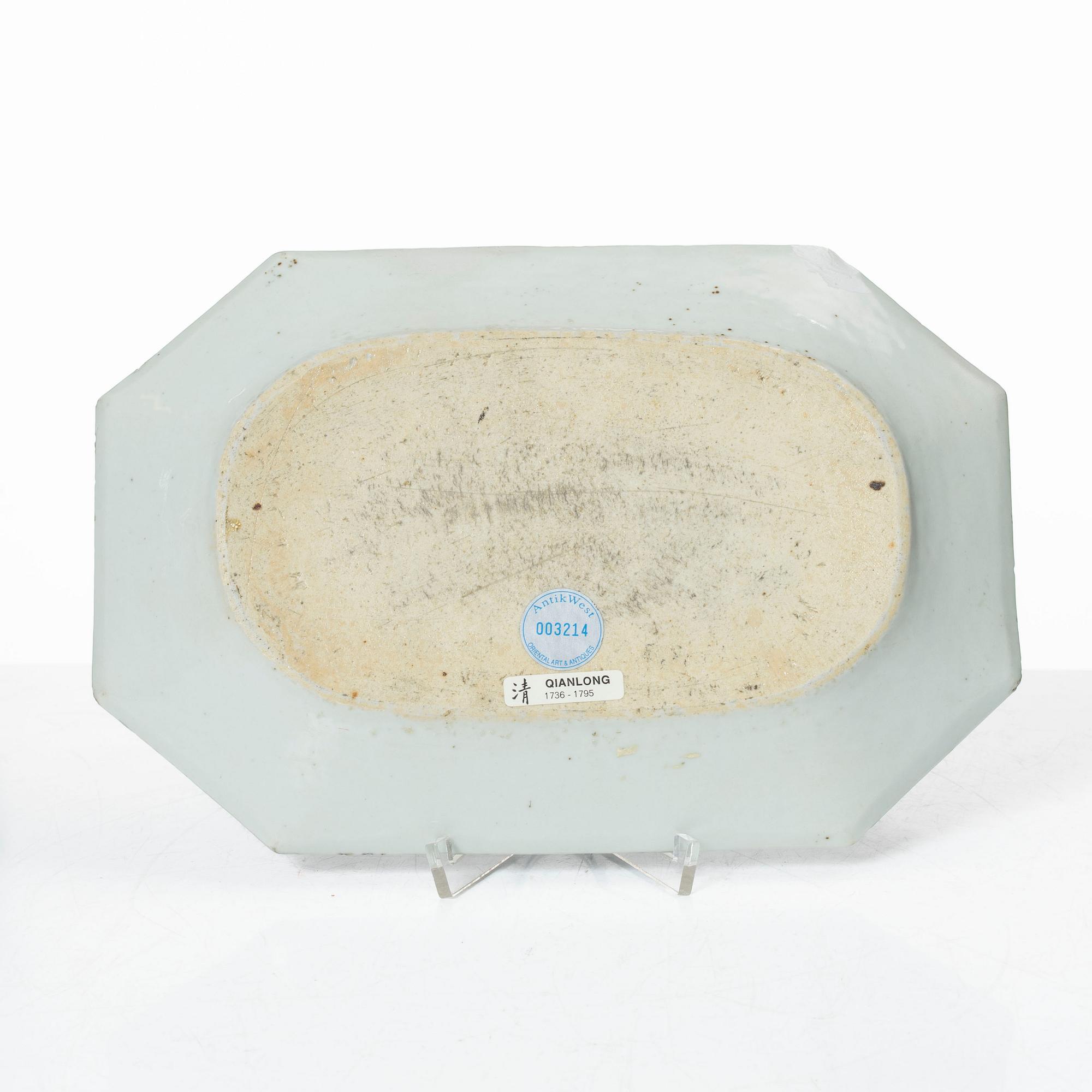 A blue and white tea pot with cover and serving dish, Qing dynasty, Qianlong (1736-95).