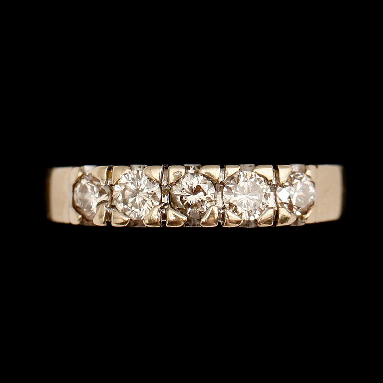 RING, 18 k vitguld med 5 briljanter. Total vikt ca 4 g.