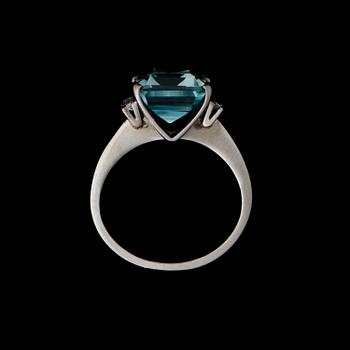 RING, fasettslipad akvamarin, baguetteslipade diamanter, palladium. A. Tillander, Helsingfors.