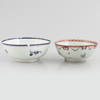 Två bålskålar, porslin, Kina, Qingdynastin, 1700-tal.