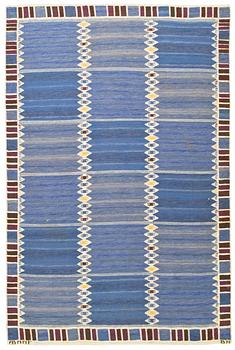 MATTA. "Salerno blå med enkel bård". Rölakan. 240 x 157 cm. Signerad AB MMF BN (AB Märta Måås-Fjetterström, Barbro Nilsson).