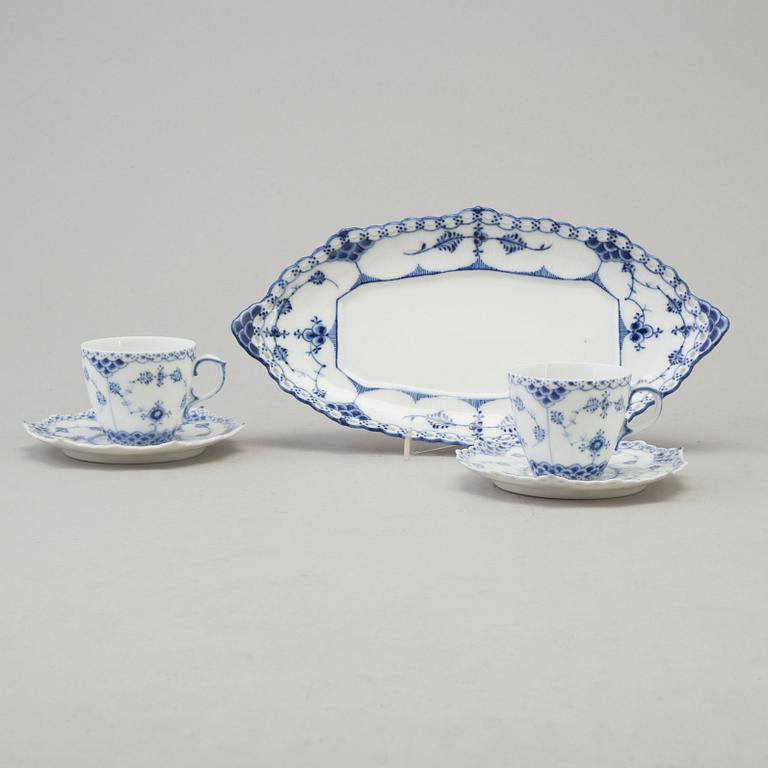 21 pieces of porcelain tableware from Royal Copenhagen, model "Musselmalet", 20th century.