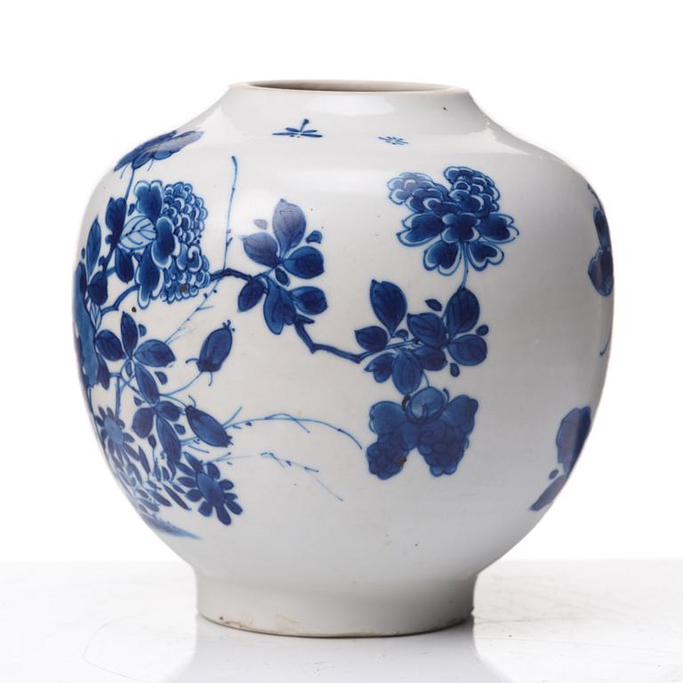 A blue and white Transitional vase, 17th Century.