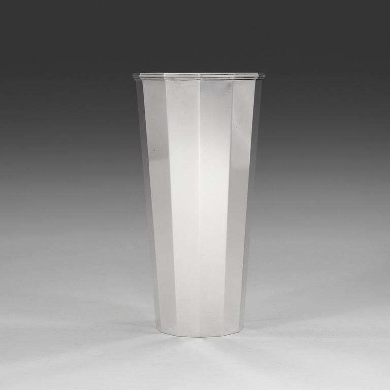 A Wiwen Nilsson sterling vase, Lund 1968.