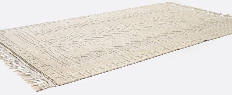 Märta Måås-Fjetterström, matta, "Vita spetsporten", reliefflossa, ca 270 x 164 cm, signerad AB MMF A.C.E. C 1962.