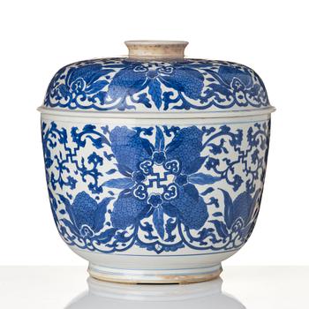 Burk med lock, porslin. Qingdynastin, Kangxi (1662-1722).