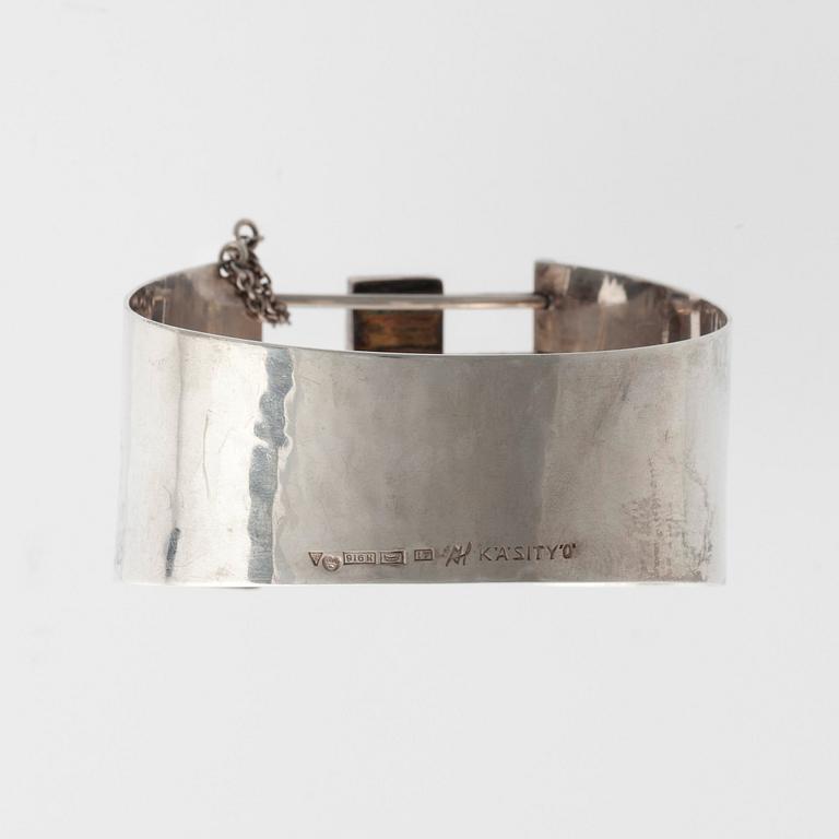 Mauno Honkanen, ARMRING, 916 silver, kalcedon A. Tillander 1962.