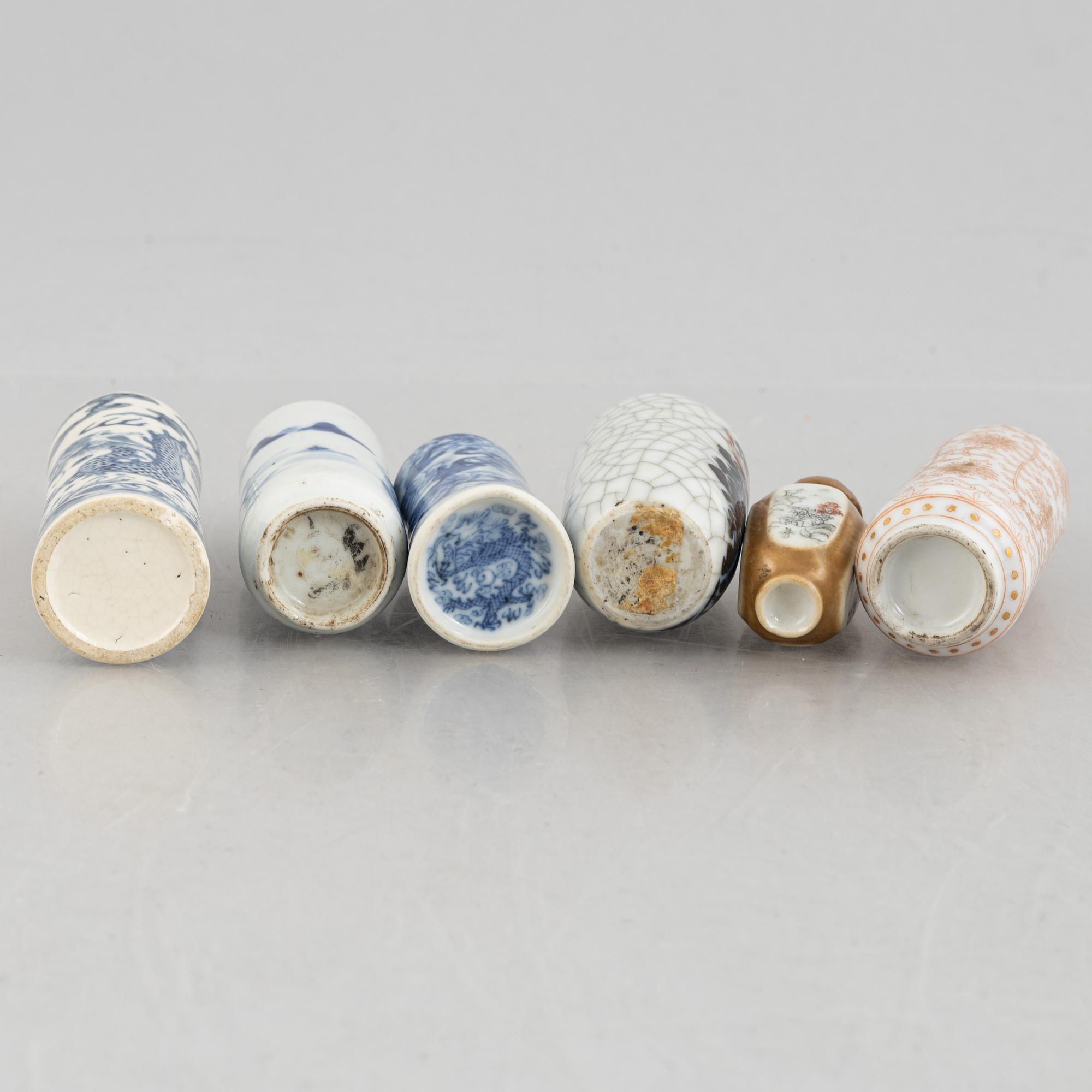 Eleven Chinese porcelain snuff bottles, 19th-20th century.