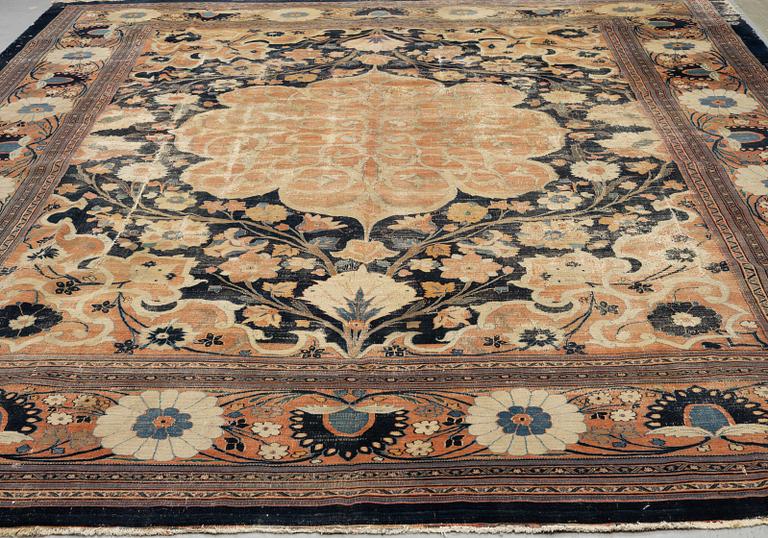 An antique Persian Doroshk carpet, signed, ca 475 x 397 cm.