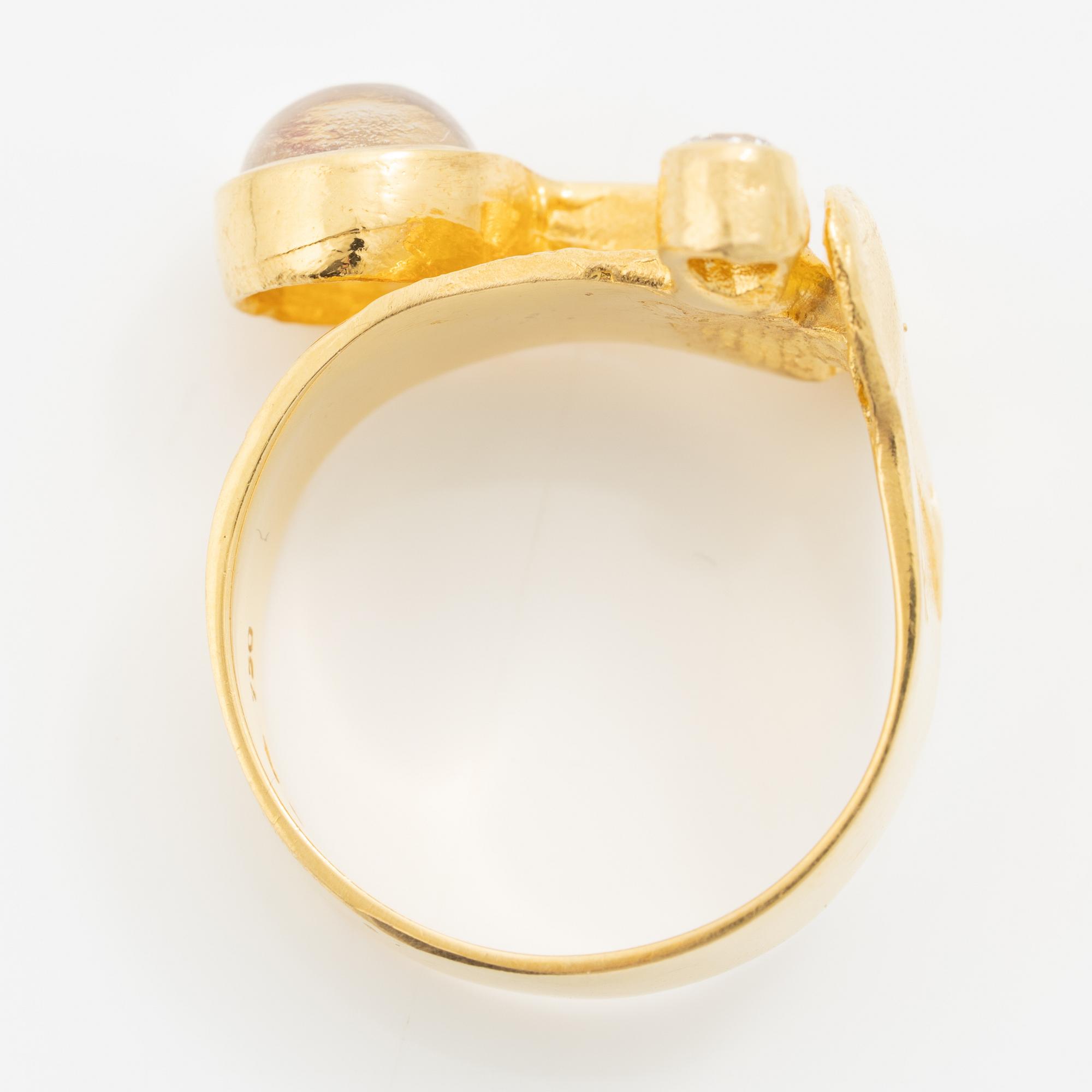 Ring in 18K gold with a moonstone and a round brilliant-cut diamond.