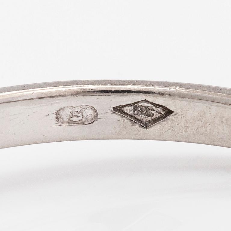 Ring, solitär, platina och en briljantslipad diamant.