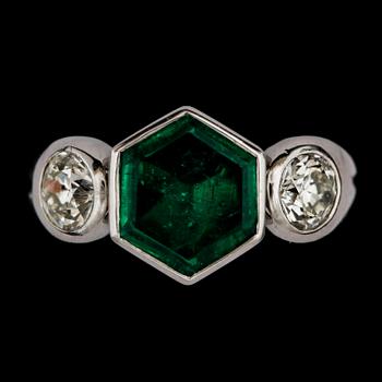 355. RING, hexagonalt slipad smaragd, ca 3 ct, och gammalslipade diamanter, tot. ca 1 ct.