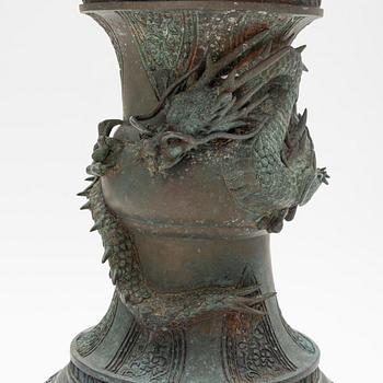 Lykta, brons. Japan, tidigt 1900-tal.