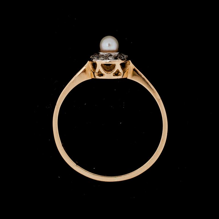 RING, 18 k guld med pärla samt diamanter. Vikt ca 1,9 g.