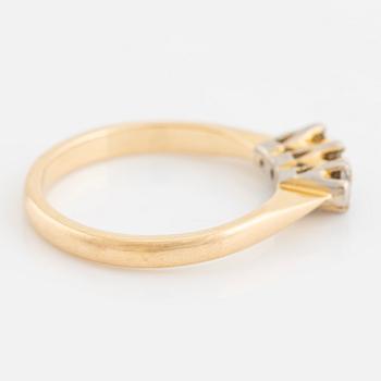 Ring, with three brilliant-cut diamonds.