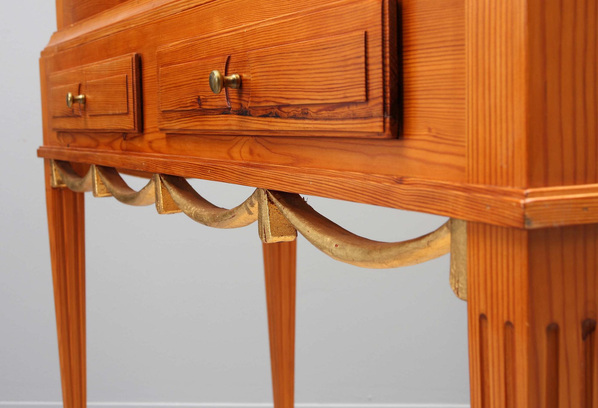 VITRINSKÅP, gustaviansk stil. 1900-tal. Lysberg & Hansen, Bredgade, Köbenhavn.