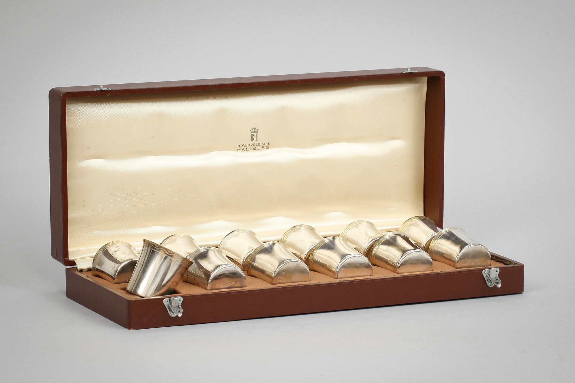 BÄGARE, 12 st, silver, CG Hallberg, 1947-55. Tot vikt 303 g.