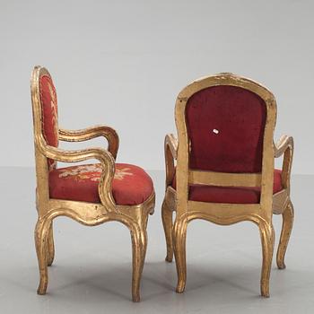 KARMSTOLAR, ett par, rokokostil, omkring 1800.