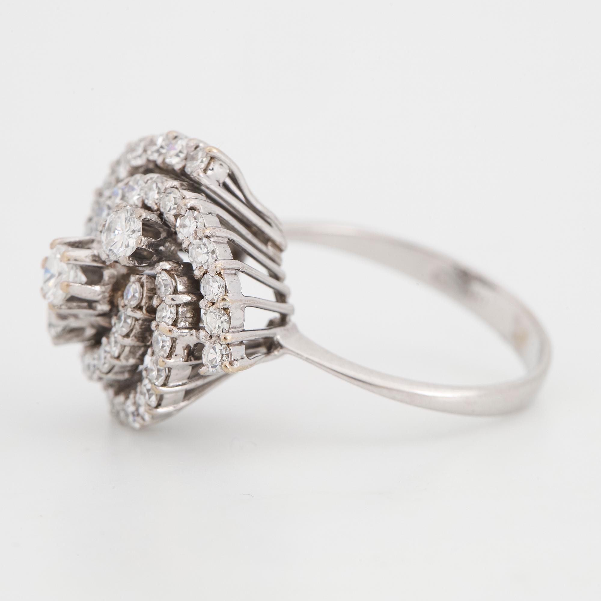 RING, med briljantslipade och åttkantslipade diamanter.