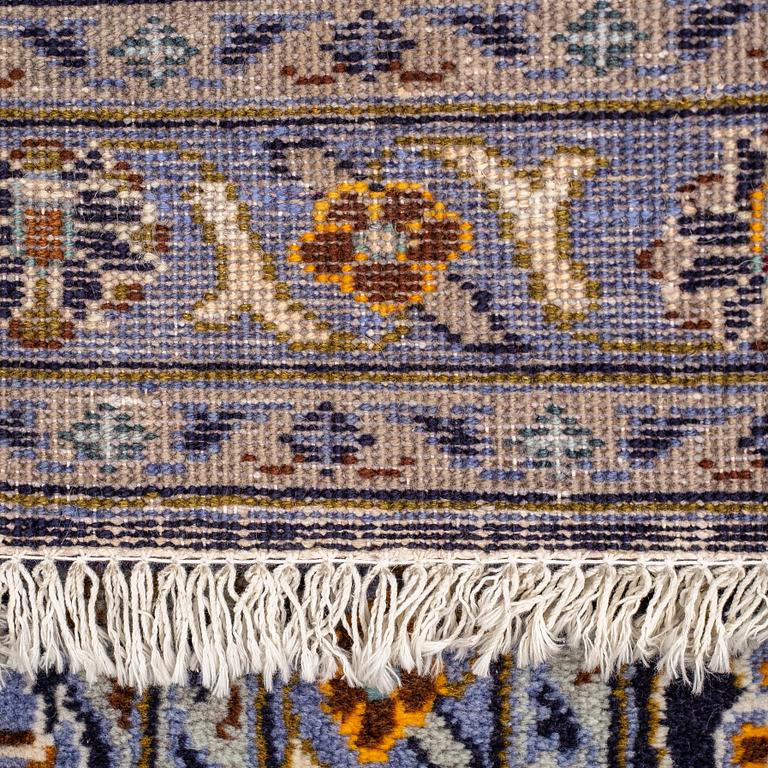 A carpet, Kashan, ca 399 x 302 cm.