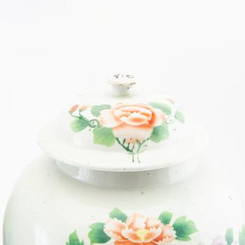 A pair of Chinese jars with covers, 20th century.