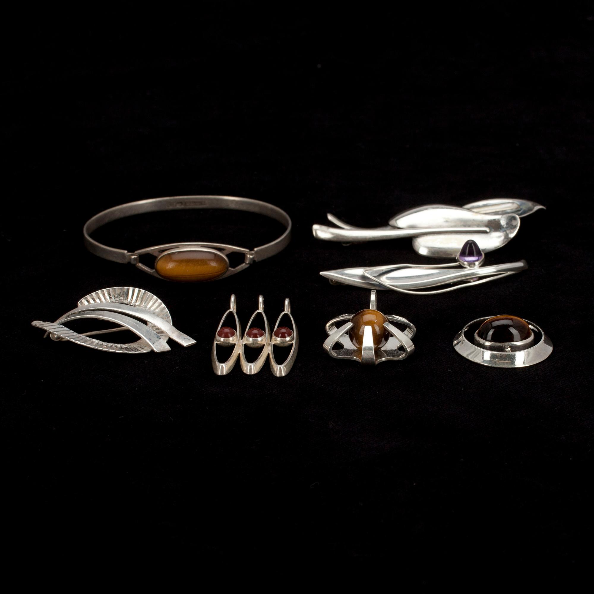SMYCKEN, 7 st, silver, diverse stenar, diverse finska stämplar bl.a. Elis Kauppi, Salovaara. 1900-talets senare hälft.