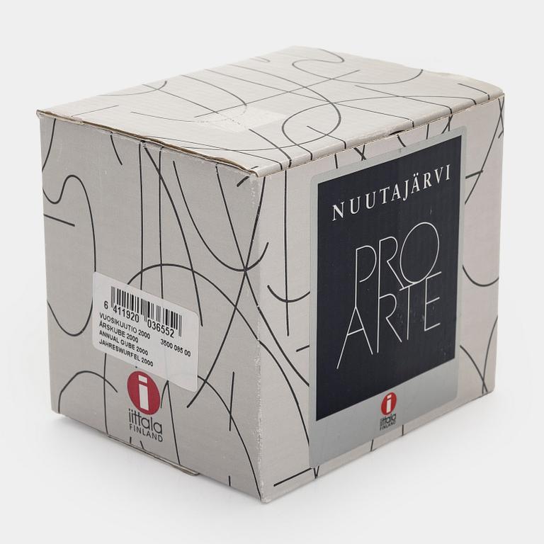 Oiva Toikka, vuosikuutio 2000, signeerattu Oiva Toikka Nuutajärvi 2000, 932/2000.