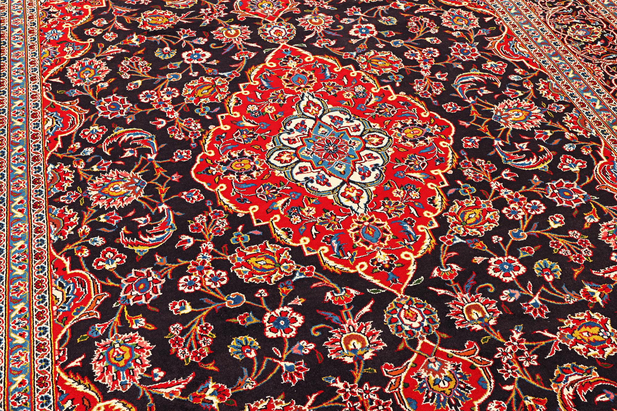 A Keshan carpet, c. 373 x 260 cm.