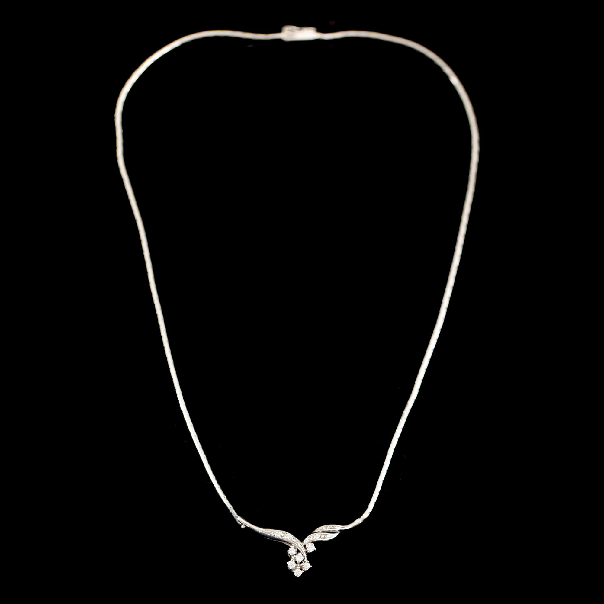 COLLIER, 18 k vitguld med mindre briljanter. Totalvikt ca 8 g.