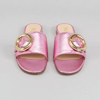 Mulberry, a pair of pinc metallic leather 'Opera Buckle Slide' sandals, size 39.