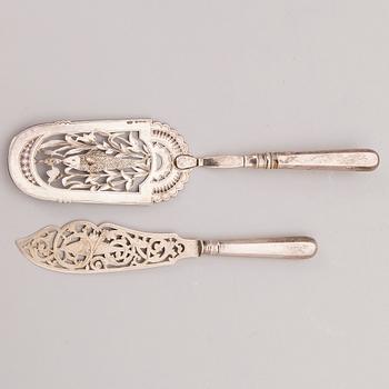 FISKSERVERINGSBESTICK, 2 st,  silver, A. B. Ljubavin resp. P. Silvennoinen, S:t Petersburg ca 1900.