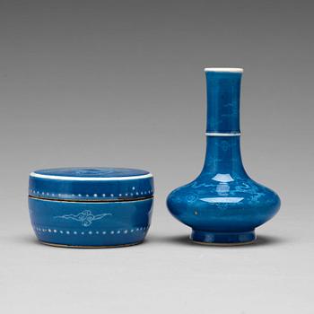 686. A blue and white box with cover and a vase, Qing dynasty, 17th Century.