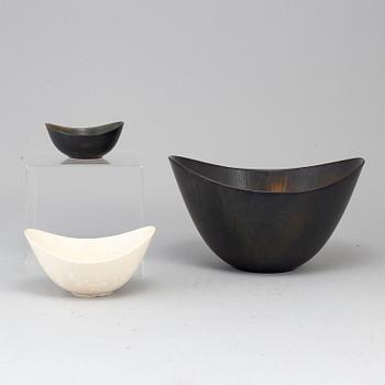 GUNNAR NYLUND, a set of three stoneware bowls, Rörstrand.